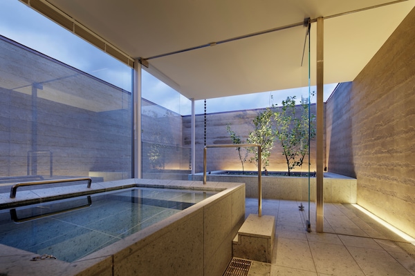 Tina con regadera, tina profunda, secadora de cabello, batas