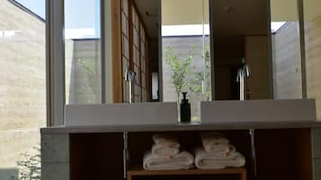 淋浴/盆浴组合、深泡浴缸、吹风机、浴袍