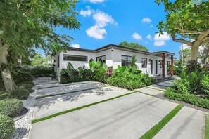 Exterior - Calm Miami Oasis -Secluded Patio (Miami)