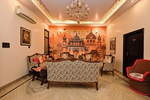 32-inch Smart TV with digital channels, pay movies, streaming services - Harnawa Haveli - A Boutique Heritage Stay (Jaipur)
