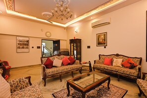 32 インチのスマートテレビ (デジタル放送視聴可)、有料ムービー、ストリーミングサービス