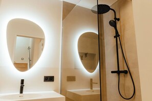 Douche, sèche-cheveux, serviettes fournies, papier toilette