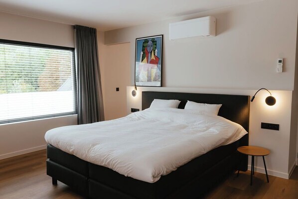 4 bedrooms, desk, iron/ironing board, free WiFi