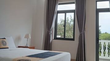 Habitación doble Deluxe, balcón | Insonorización, tabla de planchar con plancha y wifi gratis