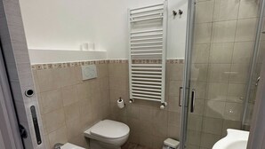 A compact bathroom with a toilet, bidet, and a glass-enclosed shower area. - Double room with private bathroom in Terralba (Oristano) - Mirto (Terralba)