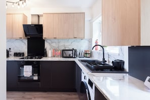 Fridge, microwave, oven, stovetop - Cozy 3 BD House, Perfect for Large Group of 6 (Salford)