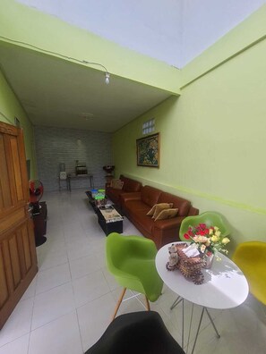 Vila clássica, 1 quarto, vista para o jardim | Área de estar | TV de tela plana