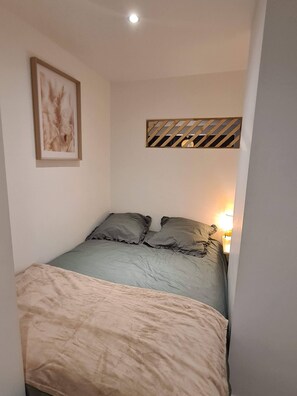 1 habitación, tabla de planchar con plancha, wifi y ropa de cama 