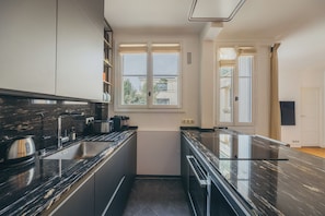 Frigorifero, microonde, forno, piano cottura