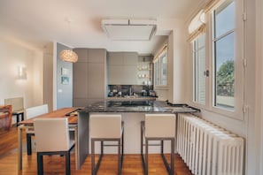 Frigorifero, microonde, forno, piano cottura