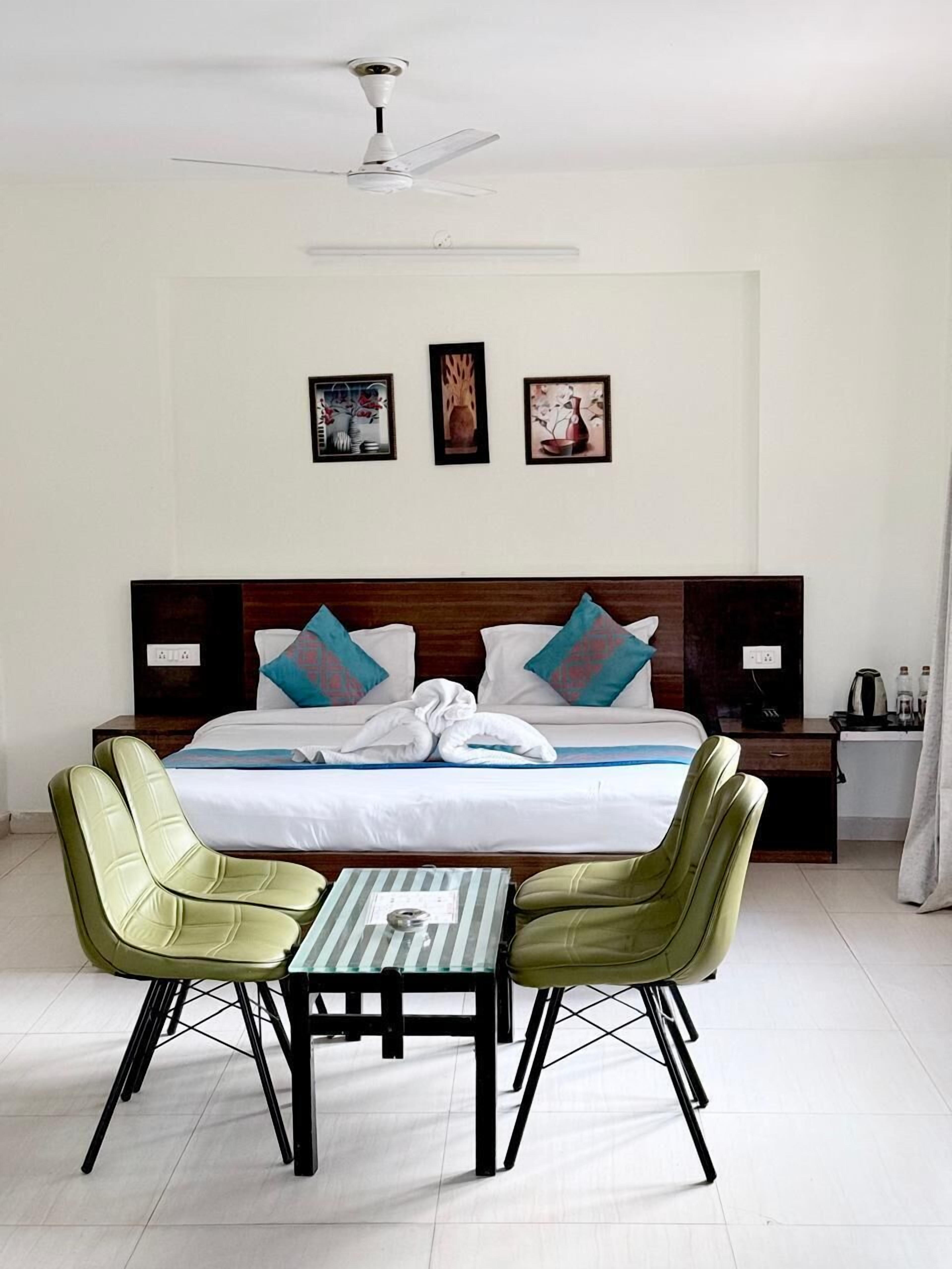 Deluxe Room - Mountain View | Egyptian cotton sheets, premium bedding, down duvets, memory-foam beds