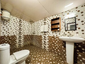 Shower, rainfall showerhead, free toiletries, hair dryer - Shelton Blu Resort By Mango People (Ramnagar)