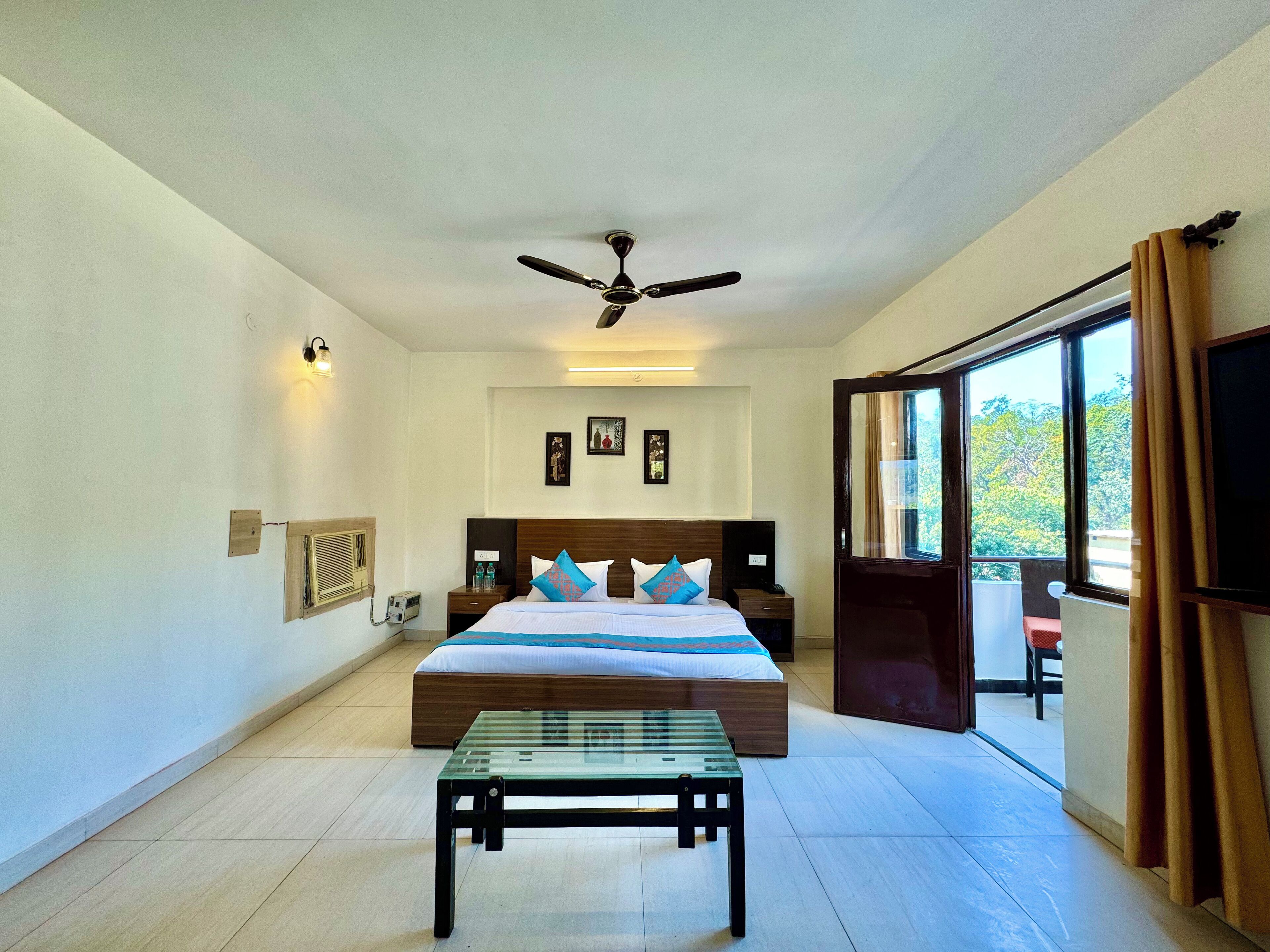 Super Deluxe Room - With Balcony | Sábanas de algodón egipcio y ropa de cama de alta calidad