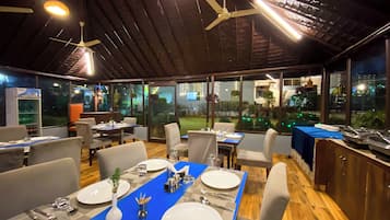 Desayuno buffet diario (INR 350 por persona)