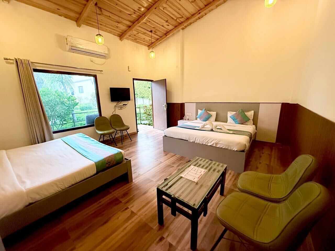 Quadruple Room | Egyptian cotton sheets, premium bedding, down duvets, memory-foam beds