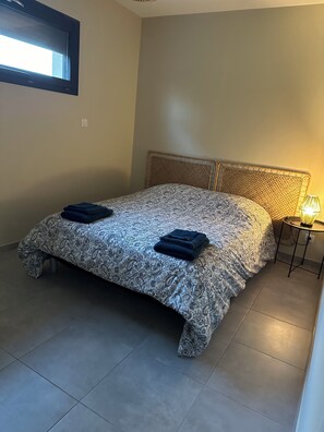 2 多间卧室、免费 WiFi、床单