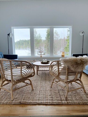 Lodge with lake view and Northern Lights. Close to hiking trails.