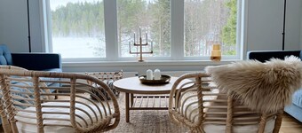 Lodge with lake view and Northern Lights. Close to hiking trails.