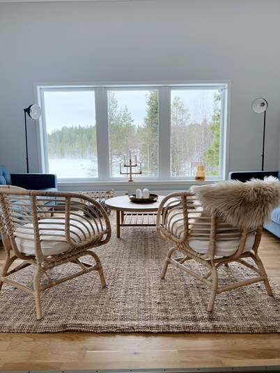 Lodge with lake view and Northern Lights. Close to hiking trails.