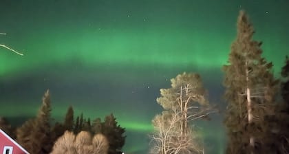 Lodge with lake view and Northern Lights. Close to hiking trails.