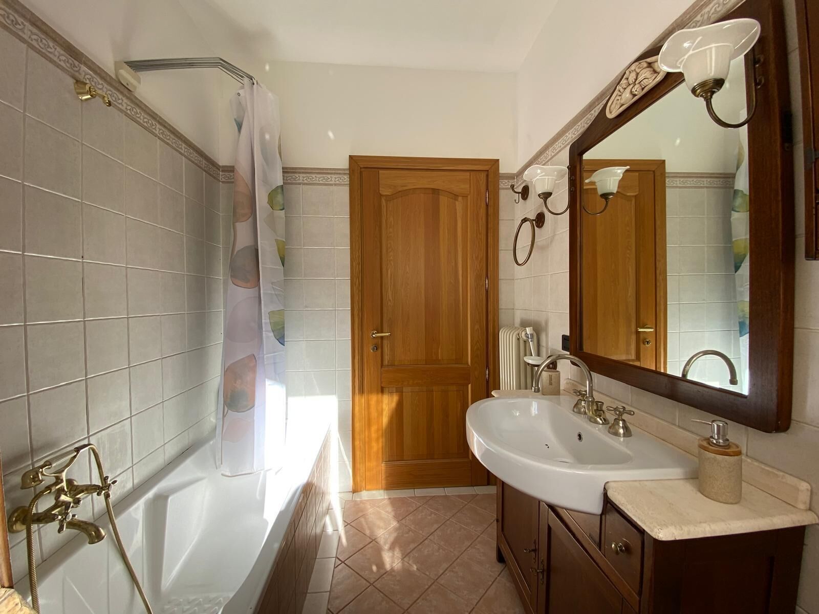 Haartrockner, Bidet, Handtücher, Seife