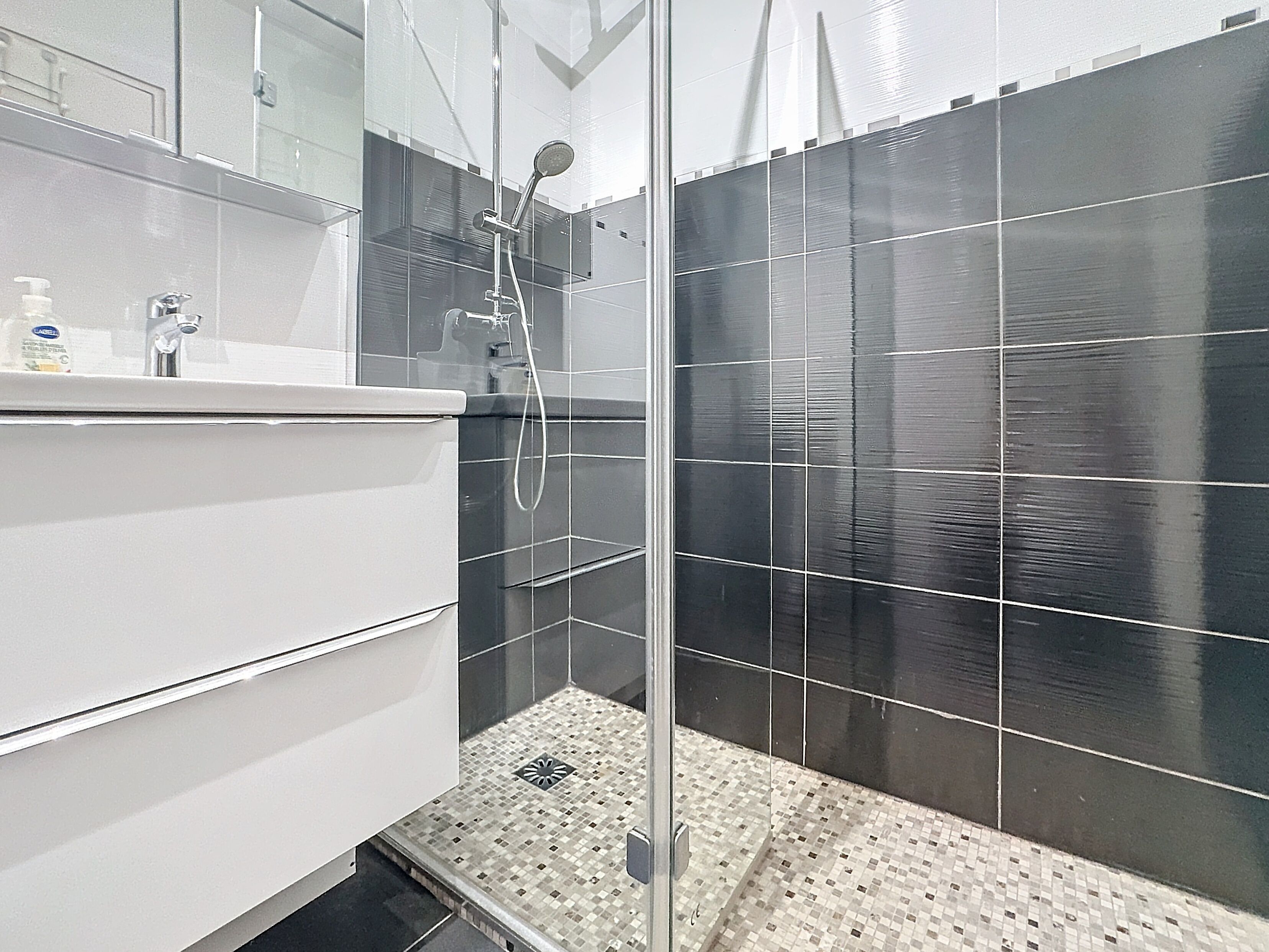 Doccia, asciugacapelli, asciugamani, sapone