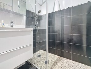 Dusj, hårføner, håndklær og såpe