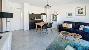 Een moderne woonruimte met een eethoek, keuken en zithoek.