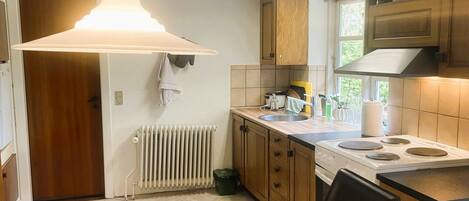 Een koelkast, een microgolfoven, een vaatwasser