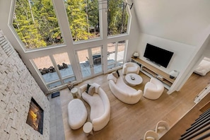 Smart TV, chimenea, oficina