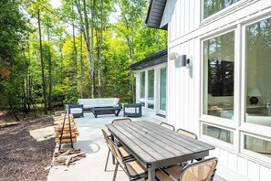 Outdoor dining - Lakeshore Luxe - Jacksonport Designer Home (Sturgeon Bay)