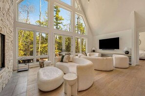 Smart TV, fireplace, offices - Lakeshore Luxe - Jacksonport Designer Home (Sturgeon Bay)