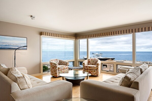 Smart TV, fireplace - Perfect for Groups! Door County Waterfront Retreat + Sauna (Egg Harbor)