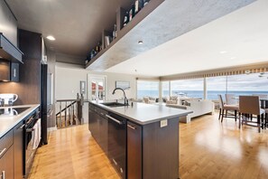 Fridge, microwave, oven, stovetop - Perfect for Groups! Door County Waterfront Retreat + Sauna (Egg Harbor)