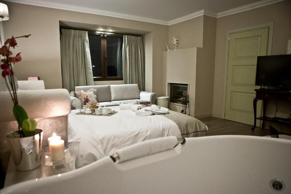 Standard Studio Suite | Laptop workspace, soundproofing, free WiFi