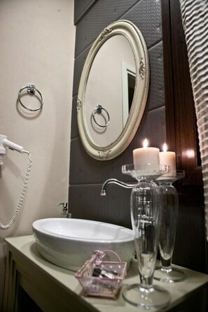 Standard Studio Suite | Bathroom | Hair dryer, towels, soap, shampoo - Melies Boutique Hotel (Almopia)
