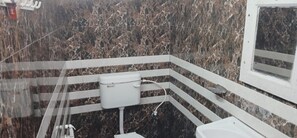 Chuveiro, chuveiro com efeito de chuva, toalhas de banho, sabonete