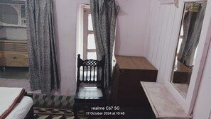 Soundproofing, free WiFi, bed sheets - Goroomgo Agra Hotel Mathura (Mathura)