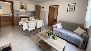 A compact living space with a kitchenette, dining area, and a sofa. - Apartment in Silo/insel Krk 13424 (Dobrinj)