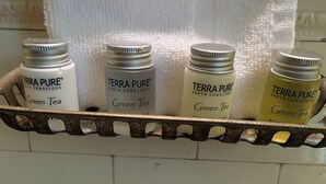 Une étagère avec quatre bouteilles de thé vert Terra Pure.