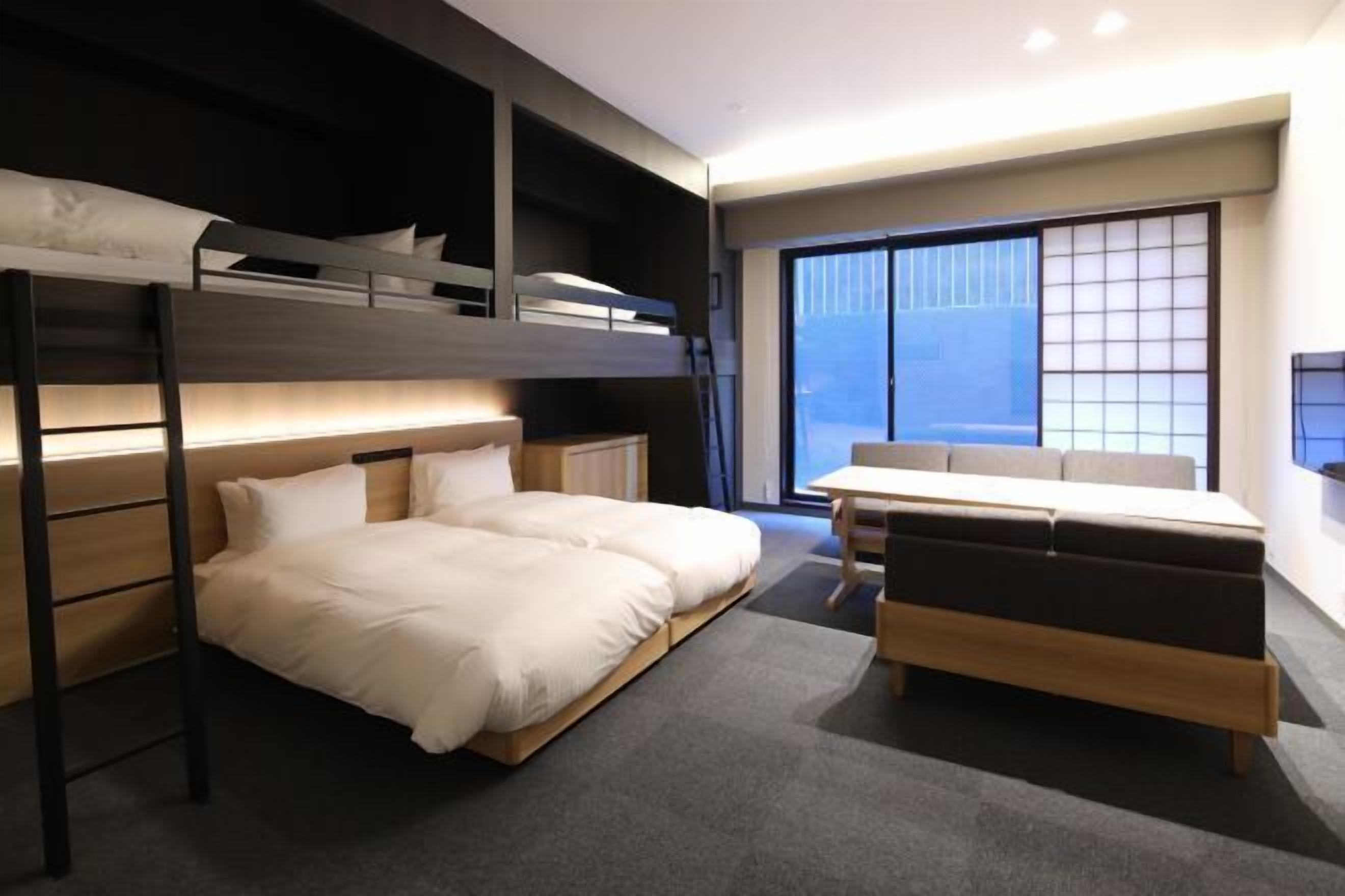 Peti besi dalam bilik, kalis bunyi, Wi-fi percuma, cadar katil 