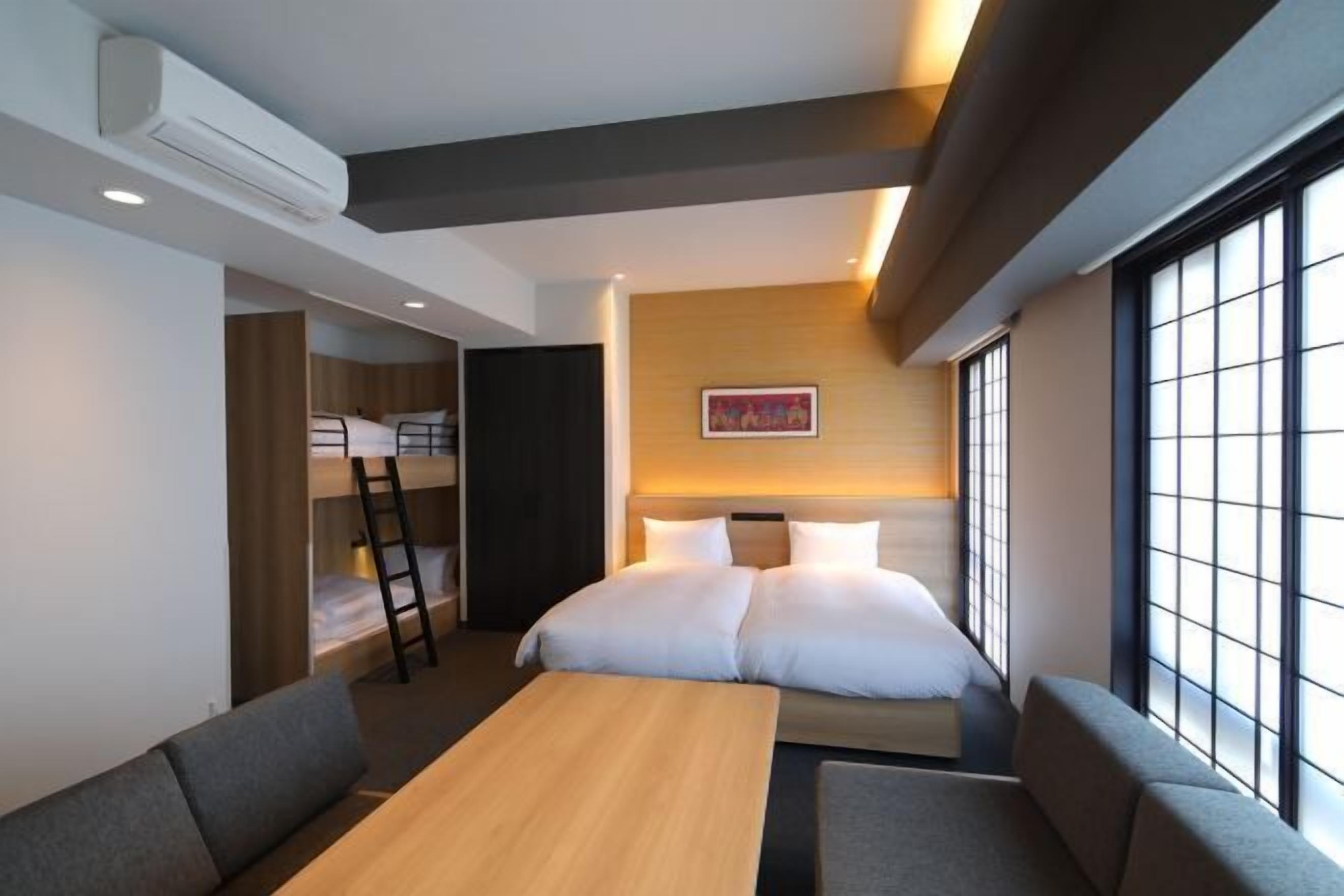 Peti besi dalam bilik, kalis bunyi, Wi-fi percuma, cadar katil 