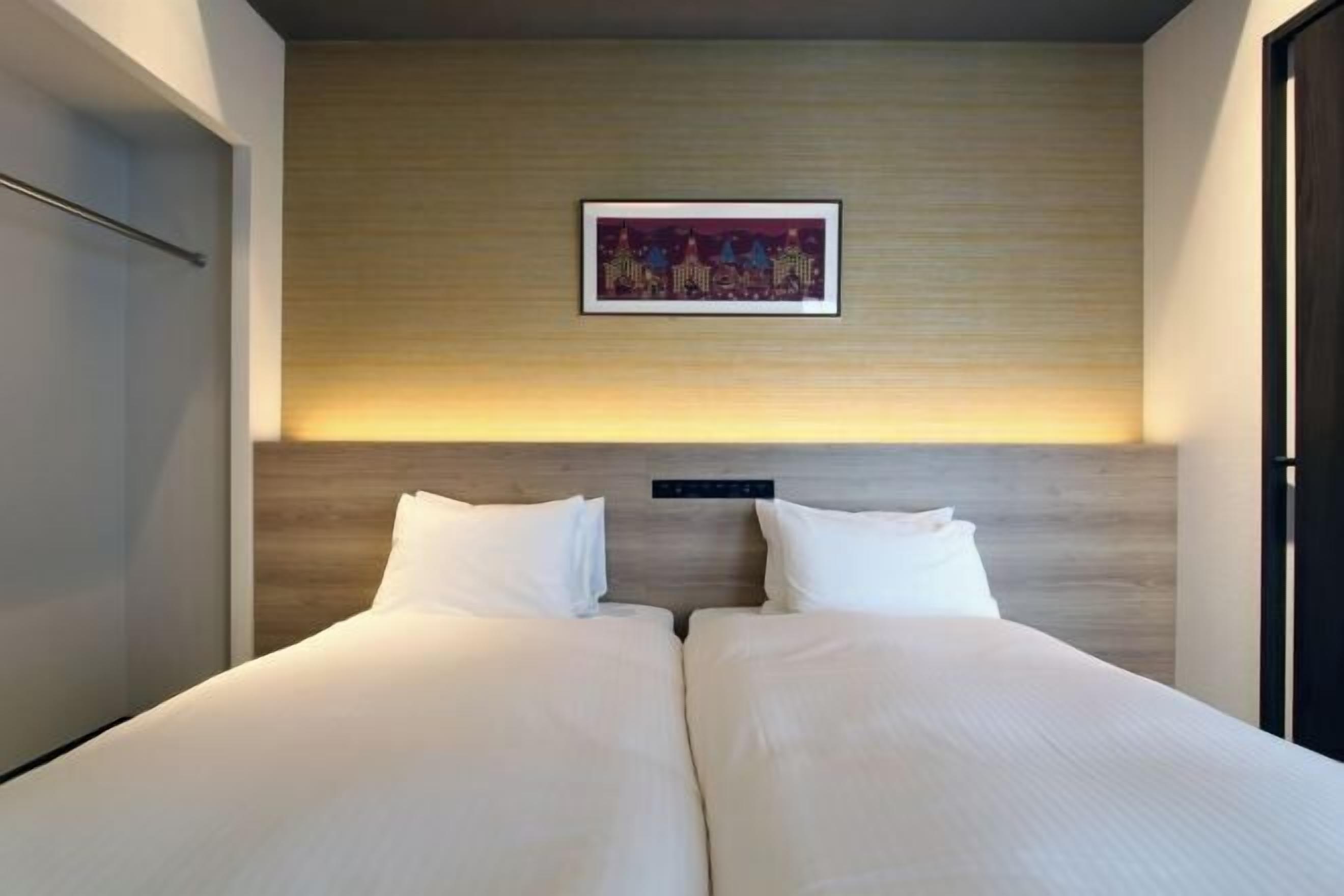 Peti besi dalam bilik, kalis bunyi, Wi-fi percuma, cadar katil 