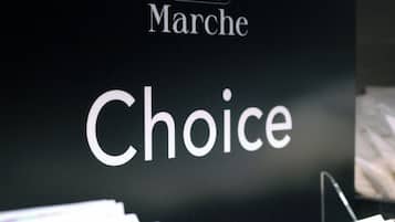 Una señal con el texto 'Koko Marche Choice'.