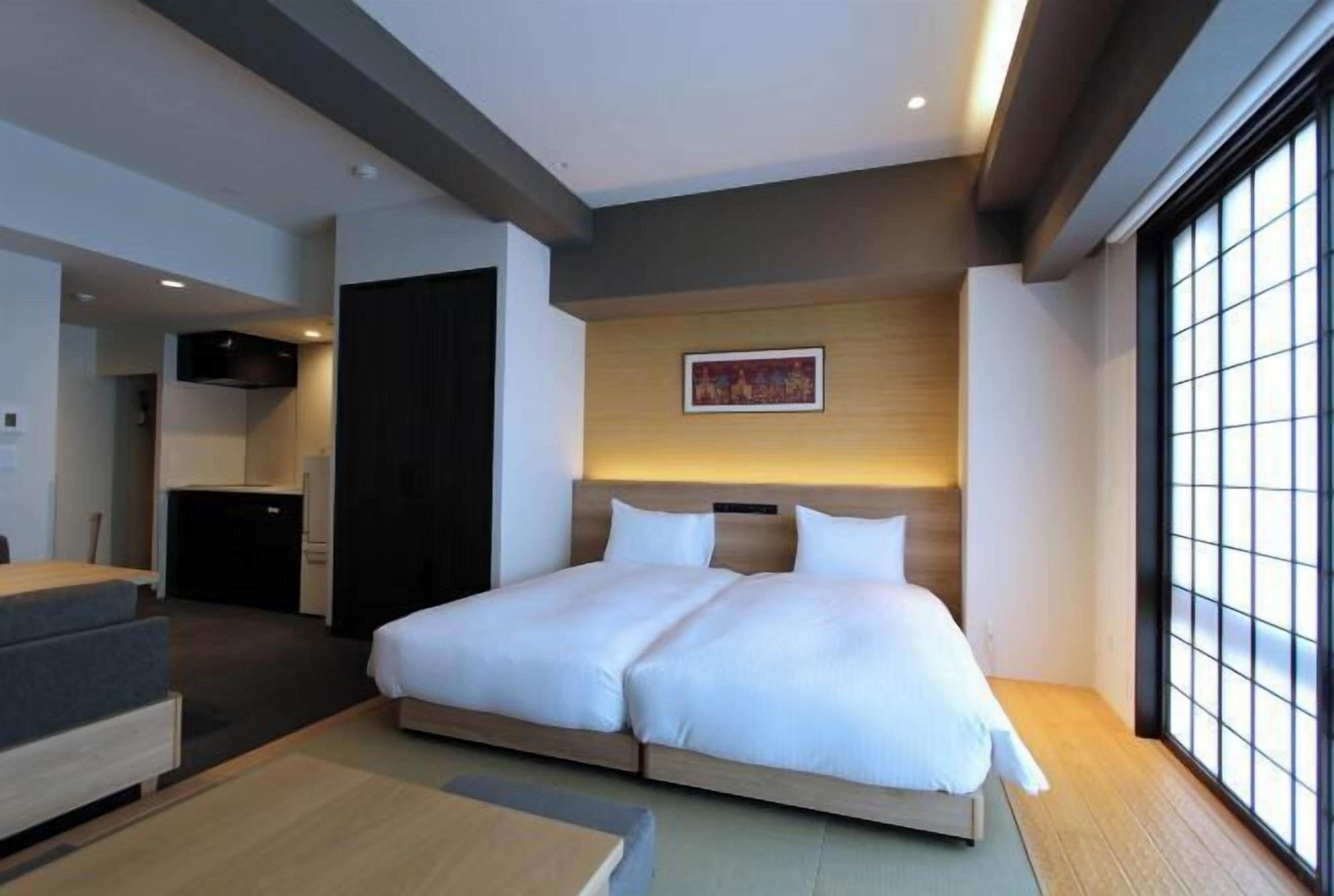 Peti besi dalam bilik, kalis bunyi, Wi-fi percuma, cadar katil 