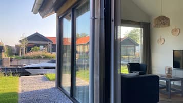 House, 2 Bedrooms, Patio, Garden View | Interior