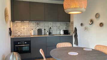 Huis, 2 slaapkamers, patio, uitzicht op tuin | Dineerruimte