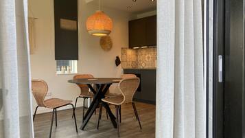 Huis, 2 slaapkamers, patio, uitzicht op tuin | Dineerruimte