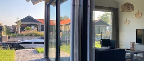 Casa, 2 habitaciones, patio, vista al jardín | Interior