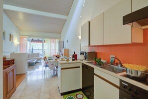 Családi apartman, 2 hálószobával, két fürdőszobával, tó felőli (Miralago Lakeview Morcote With Pool) | Privát konyha | Kávéfőző